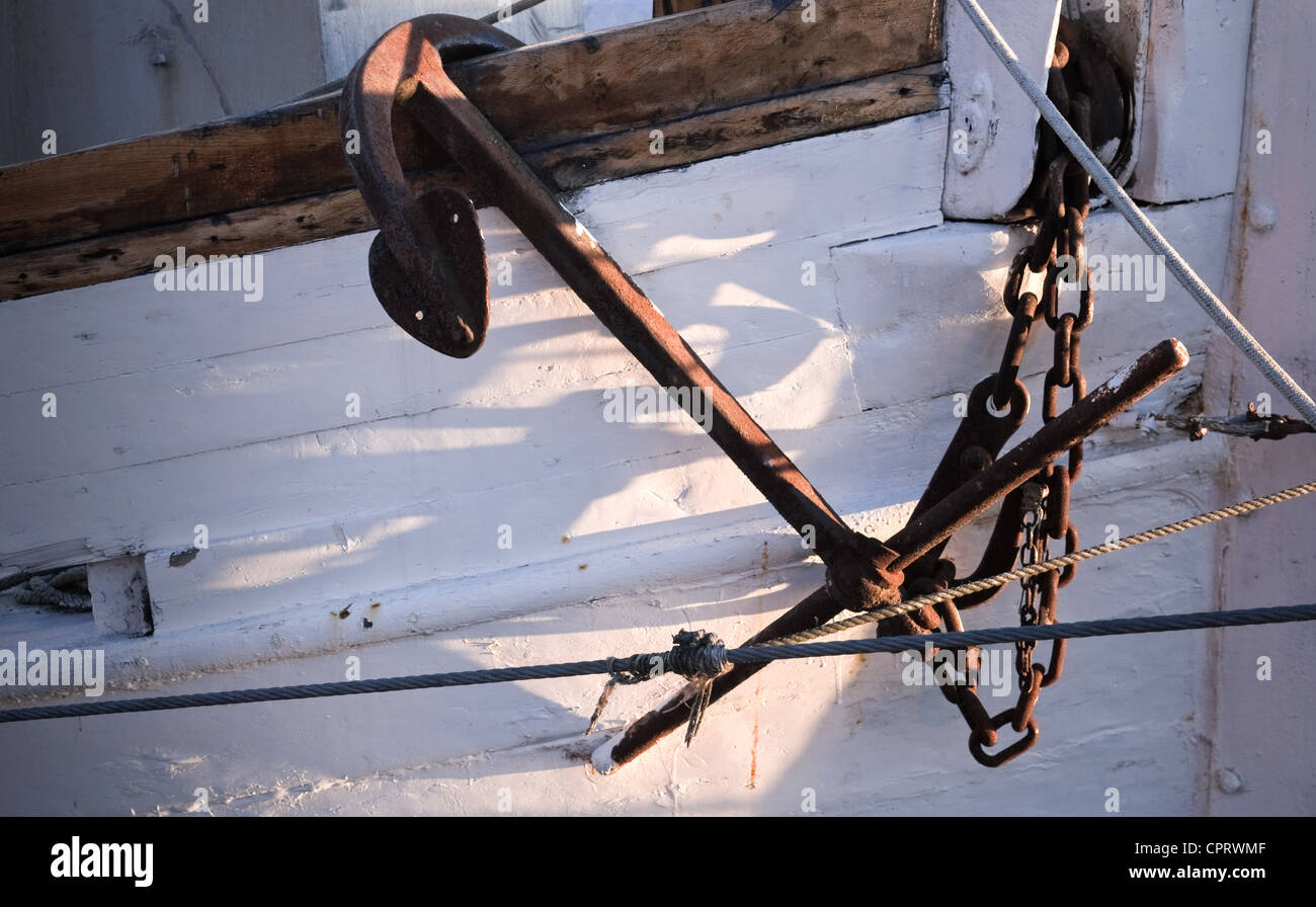Rostige Anker des alten Holzschiff Stockfoto