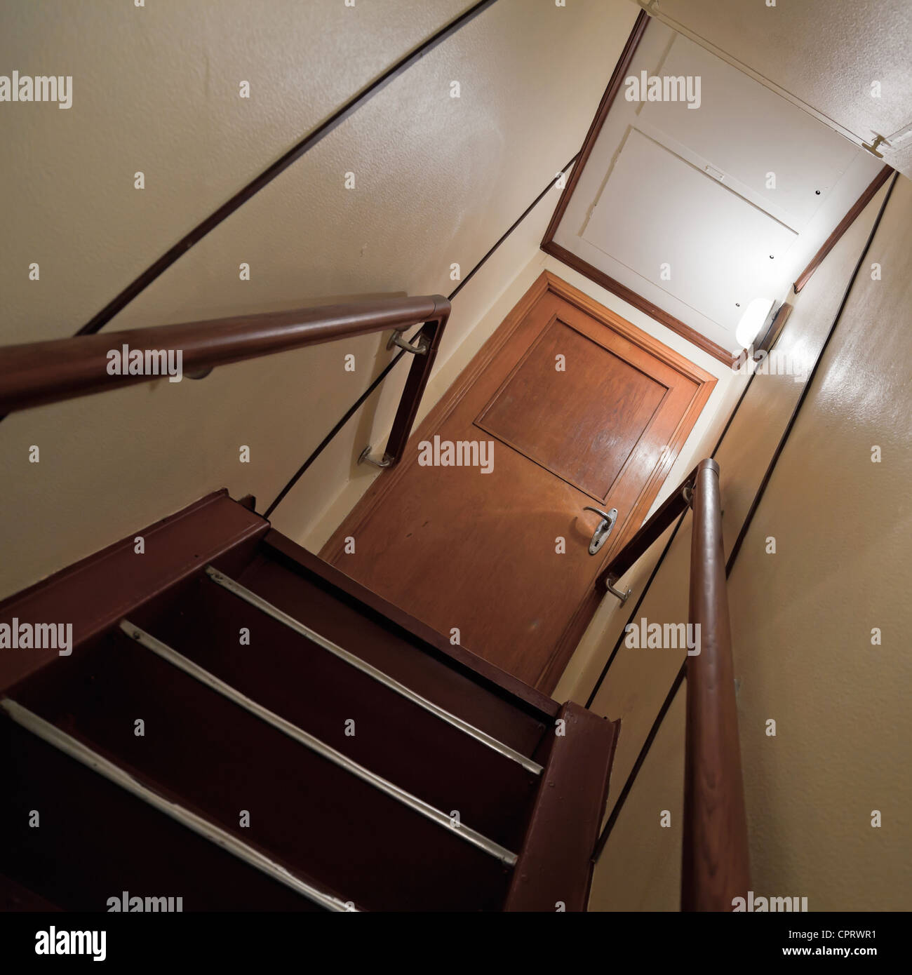 Alte Schiff Interieur mit hölzernen Trap und Tür Stockfoto