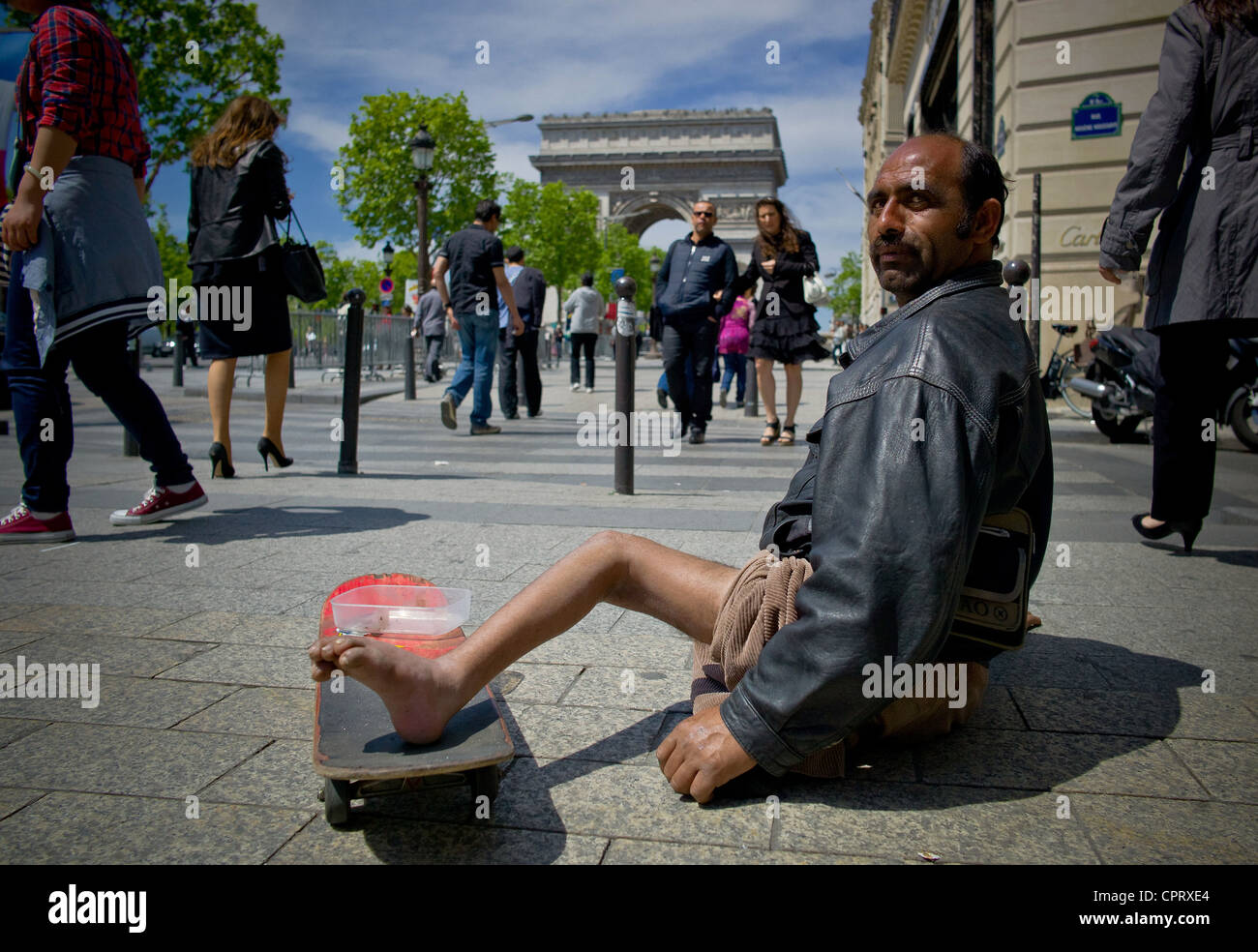 Hölle in Frankreich. Die Obdachlosen in den Denkmälern, Behinderten Bettler auf den Champs-Elysees Stockfoto