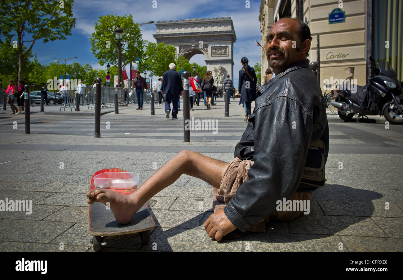 Hölle in Frankreich. Die Obdachlosen in den Denkmälern, Behinderten Bettler auf den Champs-Elysees Stockfoto
