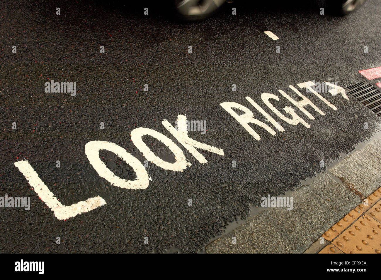 Schauen Sie rechts Warnzeichen auf den Asphalt in London Stockfoto