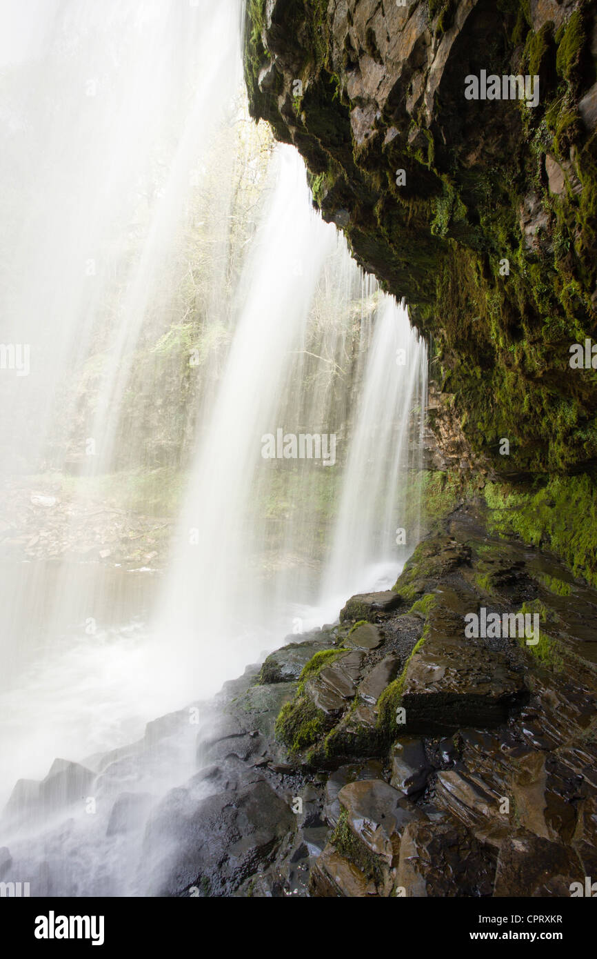 Der nasse Weg hinter Sgwd Yr Eira Wasserfall Brecon Beacons National Park Wales Stockfoto