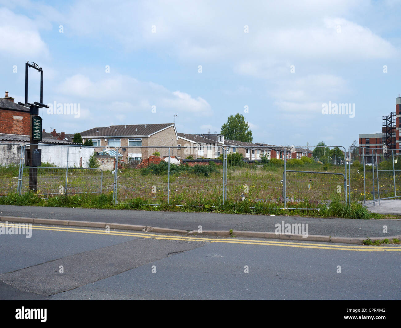 Dem ehemaligen Gelände der Belle Vue Kneipe in Crewe, Cheshire mit Pub Wegweiser noch standhaft Stockfoto