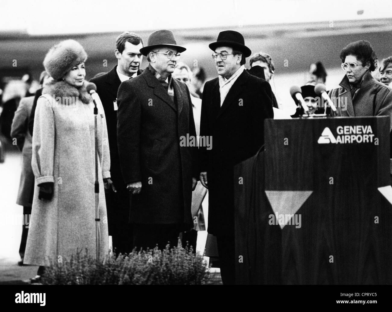 Mikhail Gorbatschow, * 2.3.1931, Sowjetrepolitiker (KPdSU), mit seiner Frau Raisa Gorbachyova, Ankunft am Flughafen von Genf, Schweiz, für die Gipfelgespräche mit Ronald Reagan, November 1985, Stockfoto