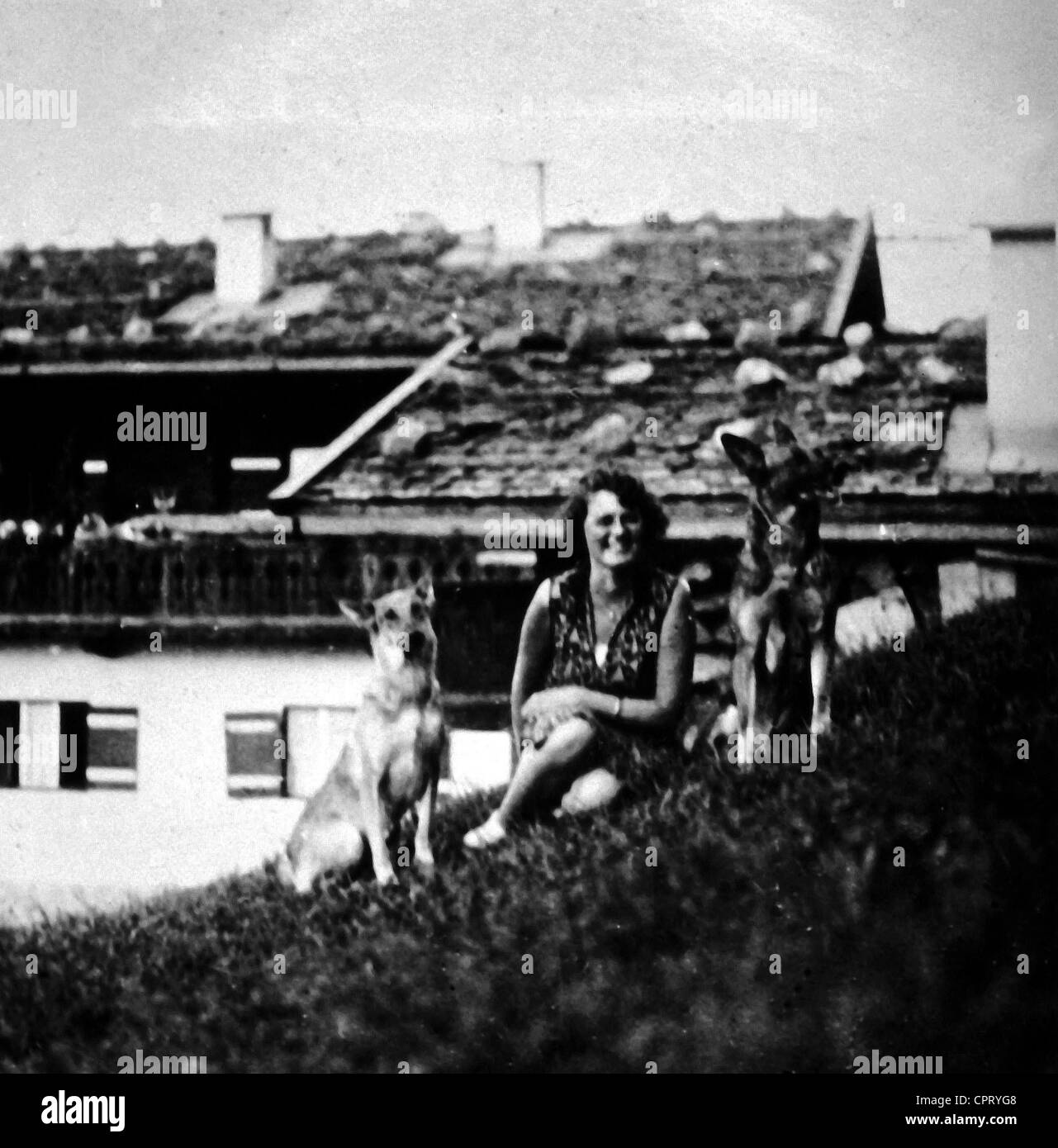 Raubal, Angela (Geli), 4.6.1908 - 19.9.1931, Nichte und vermeintliche Mätresse von Adolf Hitler, mit Hunden von Hitler vor dem Haus Wachenfeld (später: Berghof), Berchtesgaden, Berg Obersalz, Stockfoto