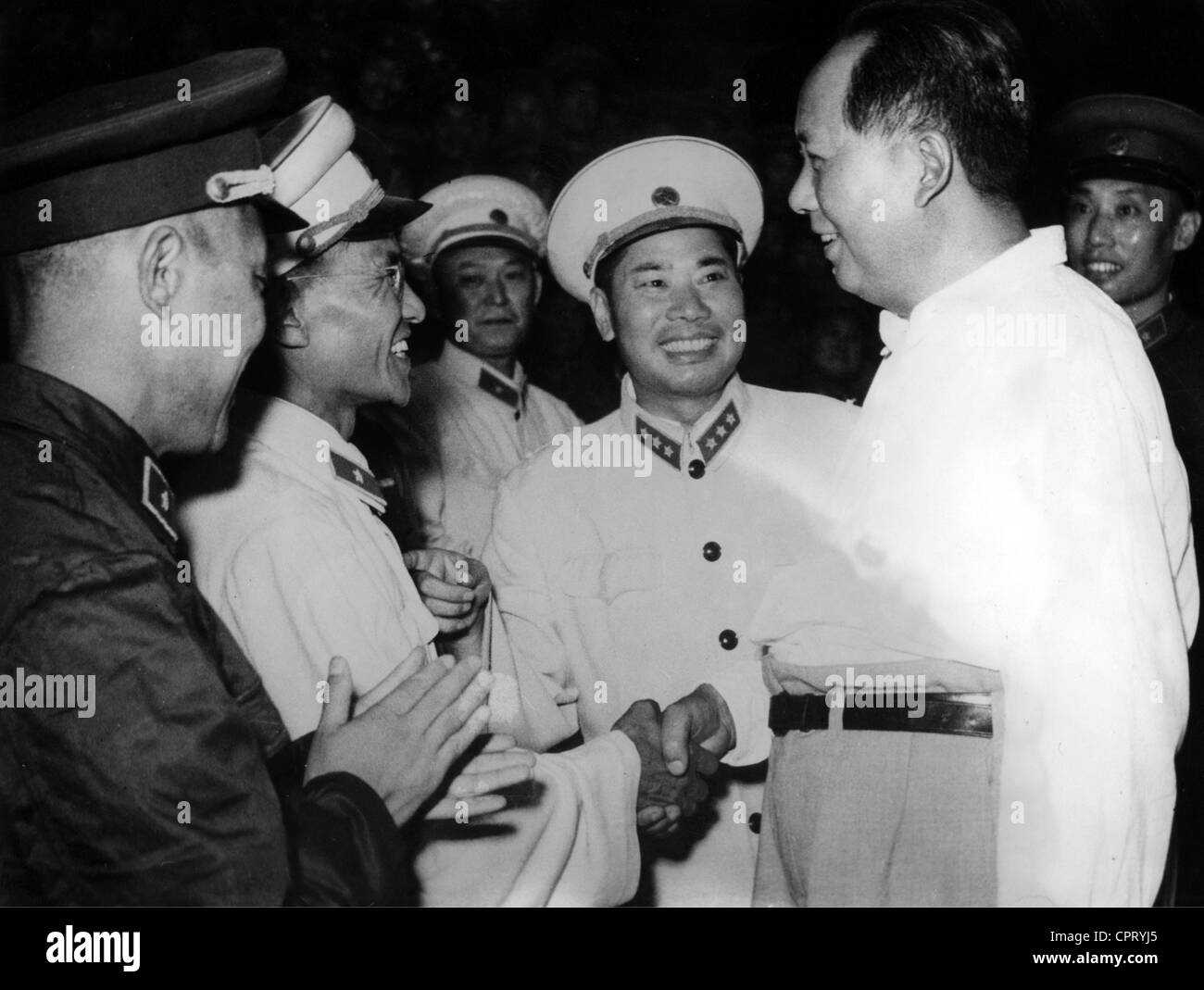 Mao Zedong, 26.12.1893 - 9.9.1976, chinesischer Politiker (CPC), Vorsitzender der Kommunistischen Partei Chinas 20.3.1943 - 9.9.1976, mit Offizieren der Volksarmee, Jinan, Provinz Shandong, 1958, Stockfoto