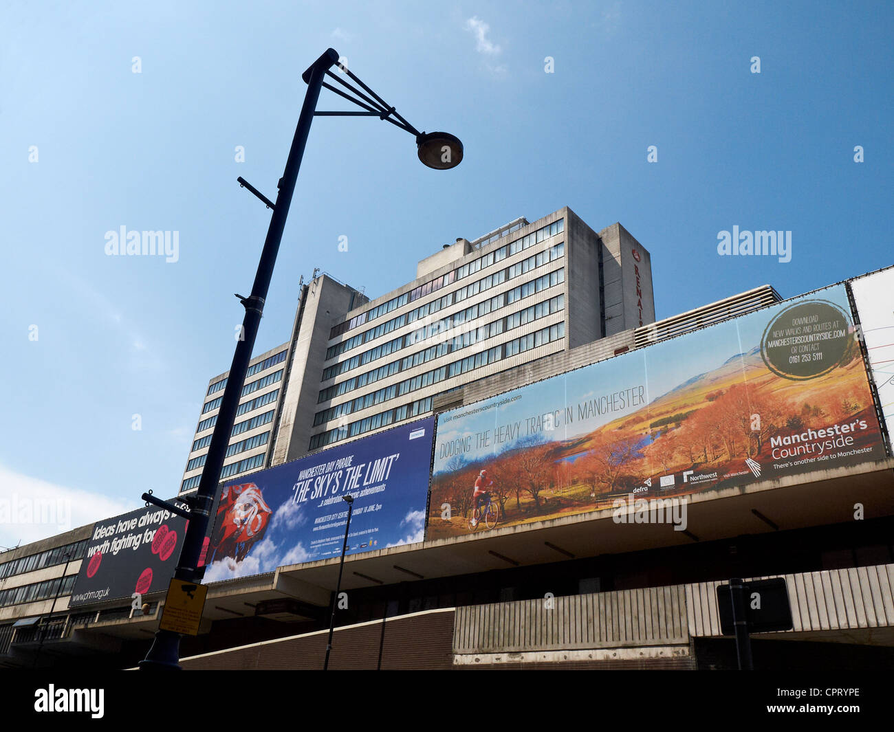 Werbebanner, bald zu vertuschen, abgerissenen Gebäuden am Deansgate Manchester UK Stockfoto