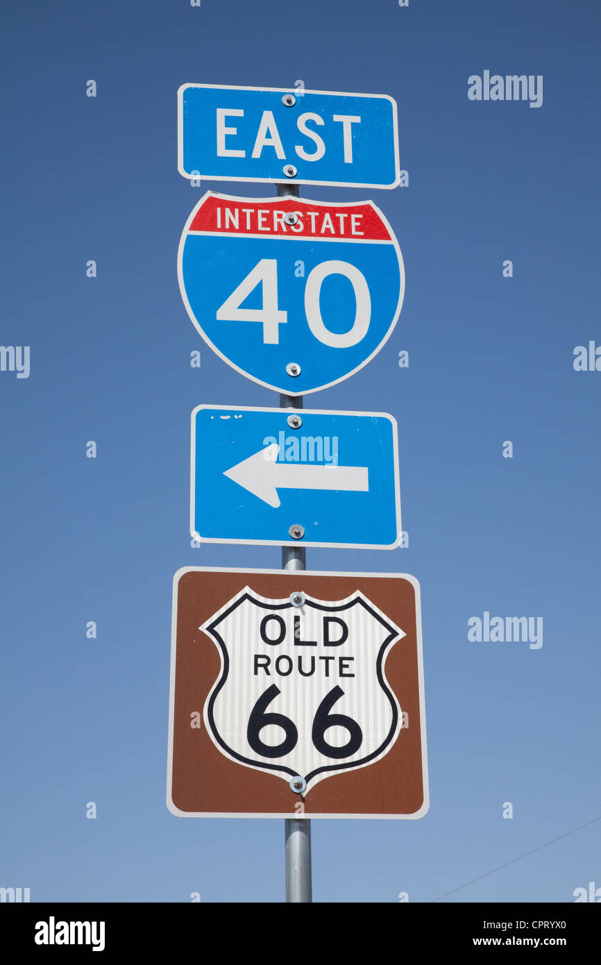 Beitrag zeigt Interstate 40 und alten Route 66 Verkehrszeichen in der Nähe von Glenrio an der Grenze von Texas, New Mexico. Stockfoto