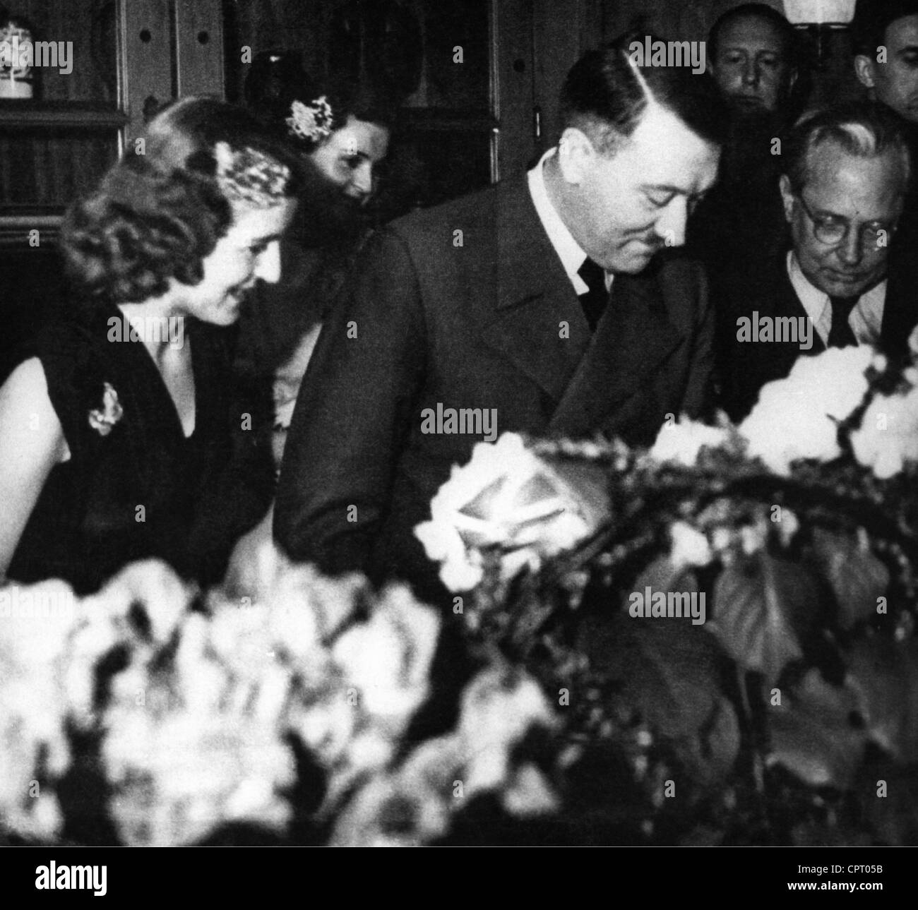 Hitler, Adolf, 20.4.1889 - 30.4.1945, deutscher Politiker (NSDAP), Privacy, Party zu seinem 54. Geburtstag, links: EVA Braun, rechts: Heinrich Hoffmann, Berghof, Obersalzberg, 20.4.1943, Stockfoto