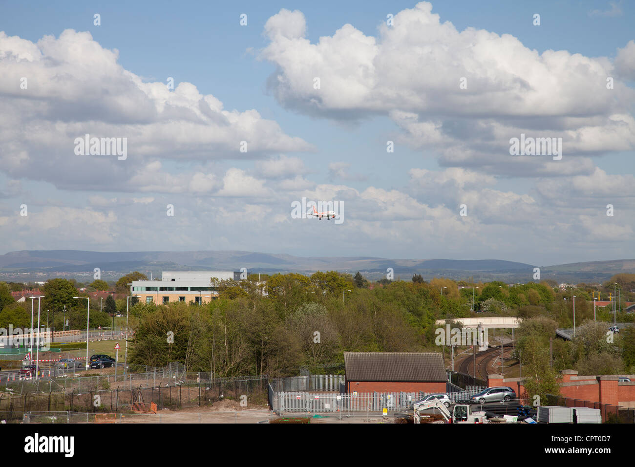 Easy Jet Flugzeug kommen, um am Manchester Flughafen Nizza bewölktem Himmel landen Stockfoto