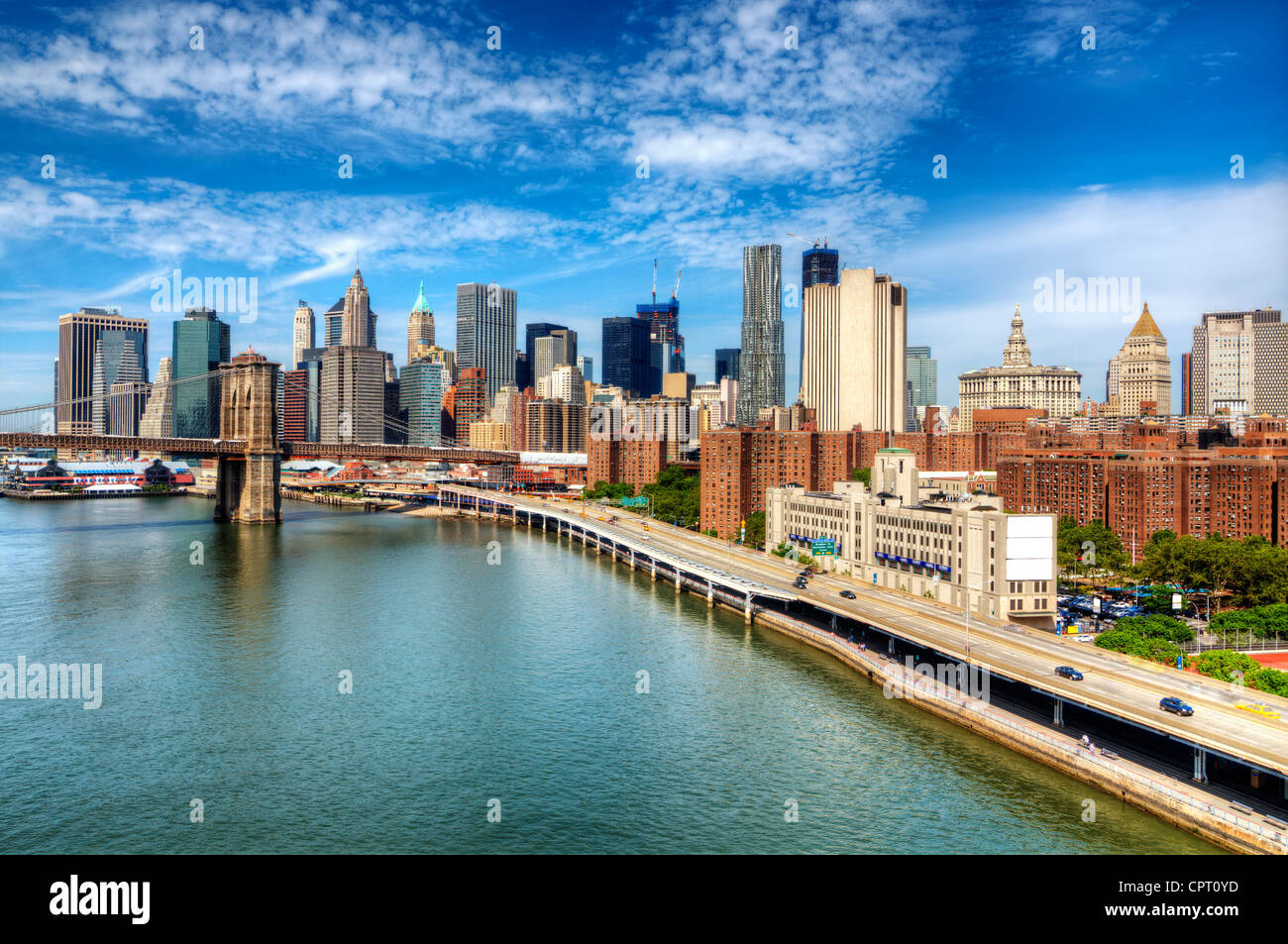 Brooklyn Brücke überspannt den East River in Richtung Lower Manhattan in New York City. Stockfoto