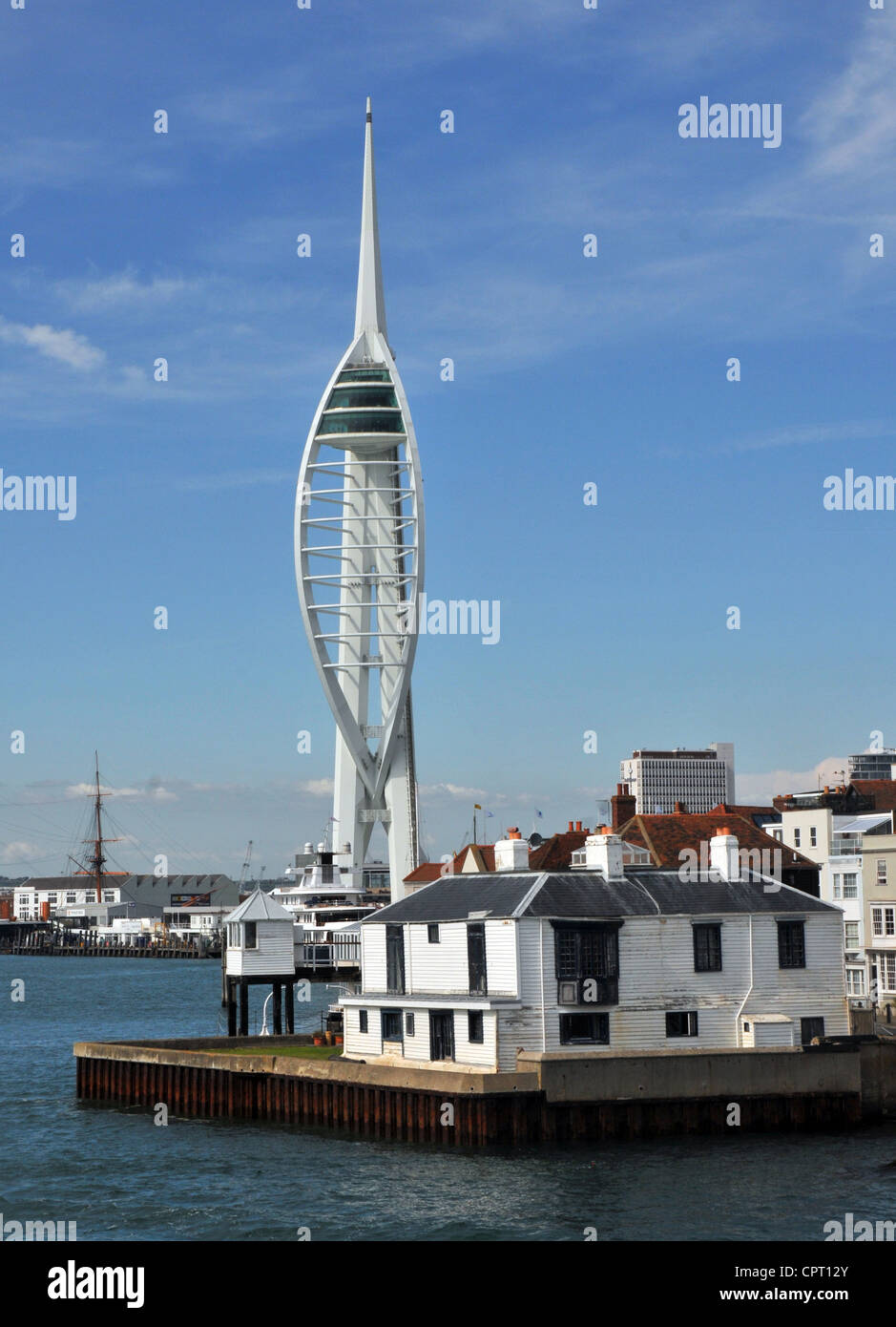 Der Spinnaker Tower und altes Zollhaus am Eingang zum Hafen von Portsmouth, Hampshire, England. Stockfoto