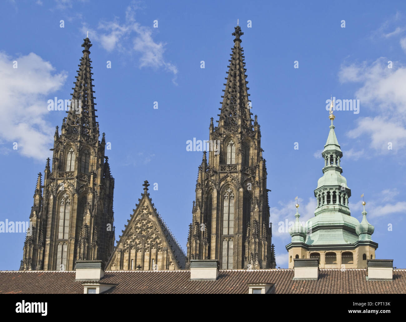 Eindrucksvolles Bild von der schönen Architektur der St.-Veits-Kathedrale von der Prager Burg. Stockfoto