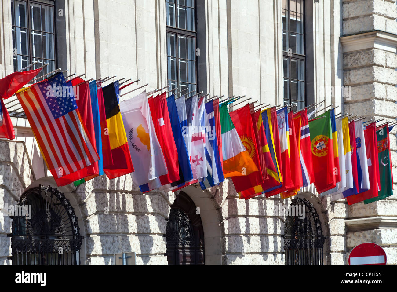 Internationale Fahnen draußen Hofburg in Wien Stockfoto