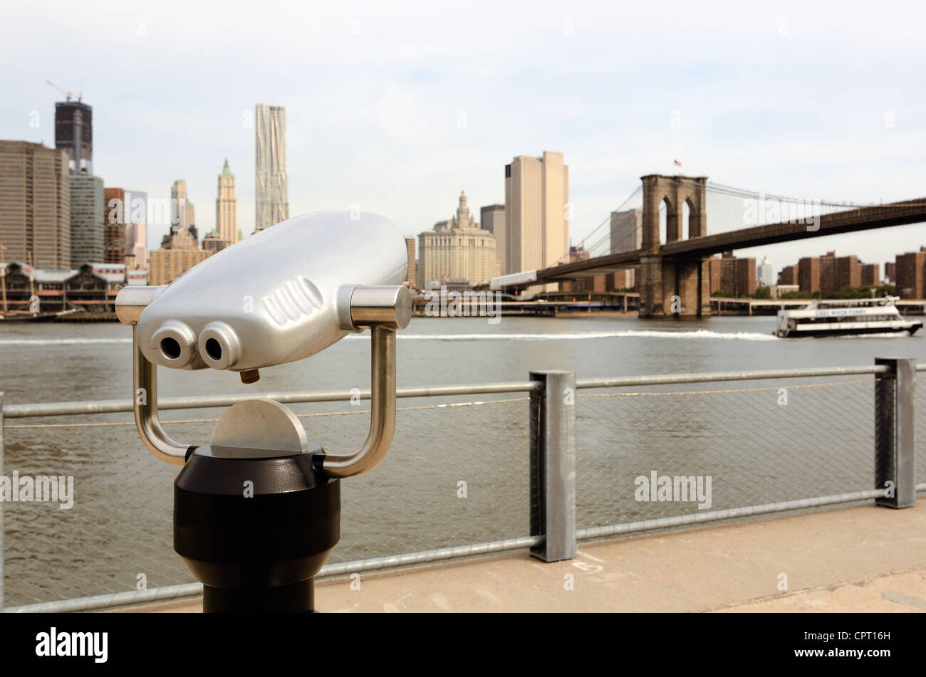 Fernglas für Sightseeing aus Brooklyn in Richtung Lower Manhattan in New York City Stockfoto