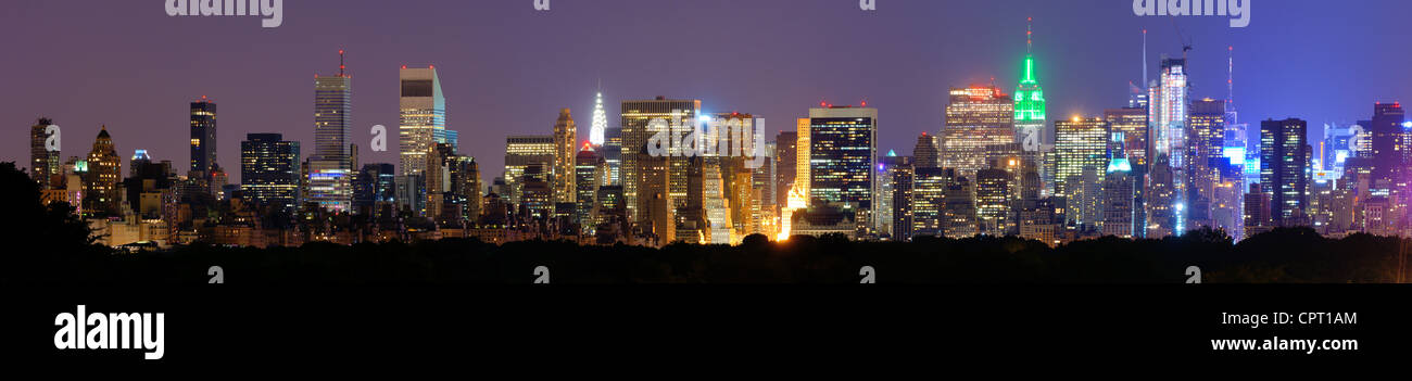 Panorama von Midtown Manhattan in der Nacht in New York City Stockfoto
