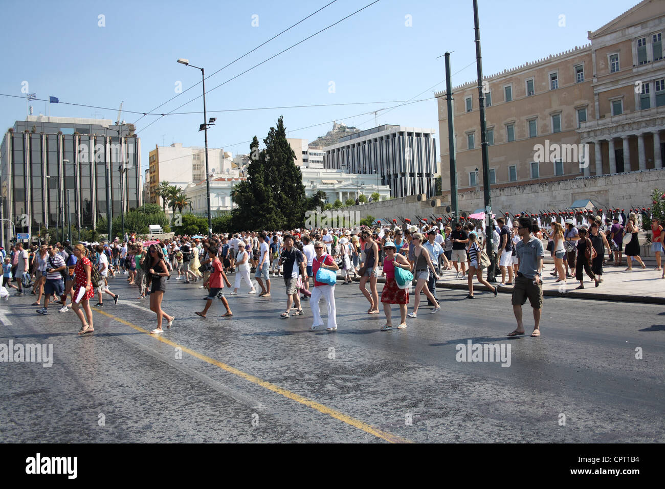 Massen von Touristen zu Fuß entfernt von der hellenischen Parlament. Stockfoto