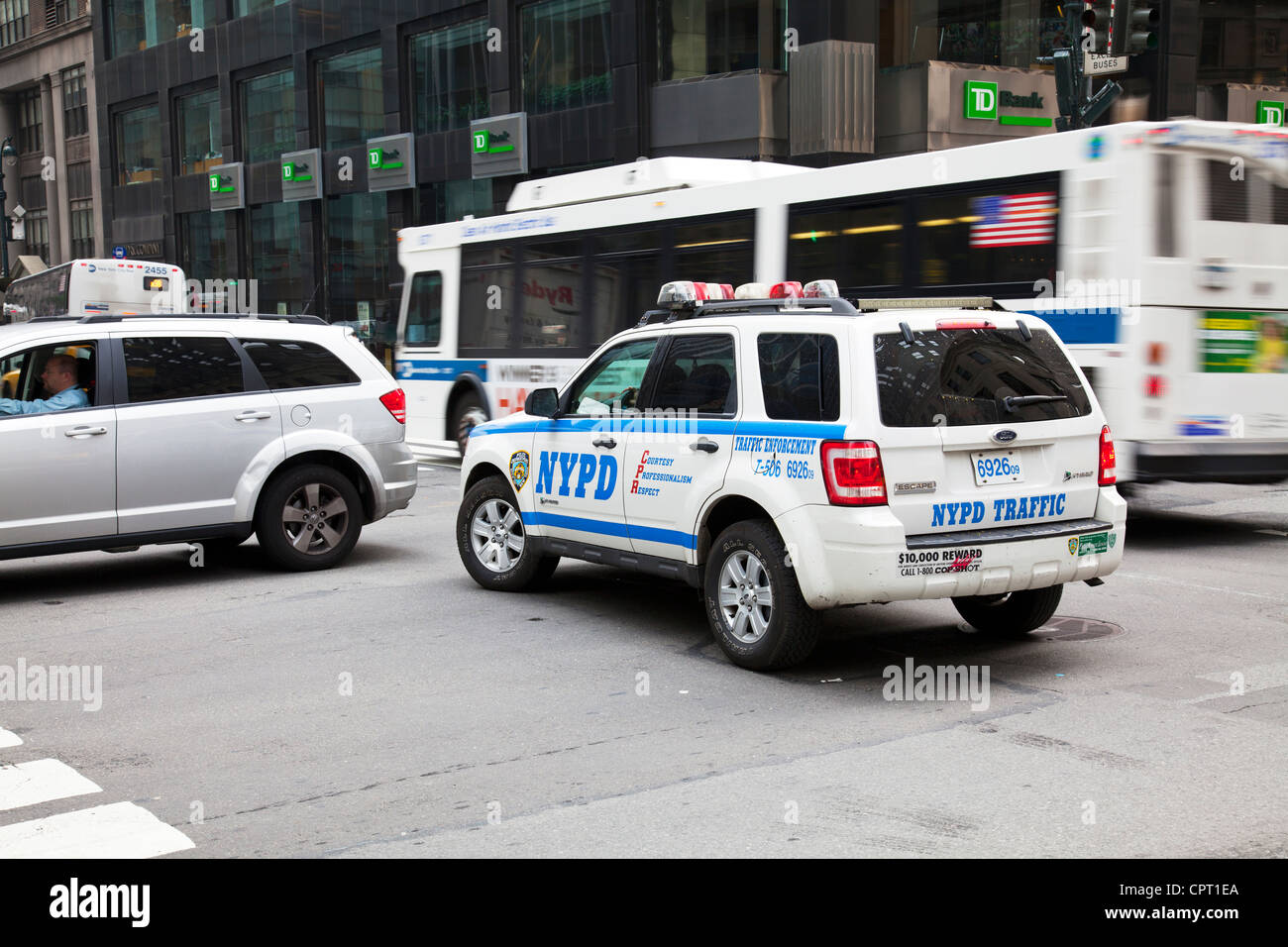 NYPD Polizei-Abteilung-Fahrzeug versuchen, durch den Verkehr in New York City, Manhattan tagsüber Stockfoto