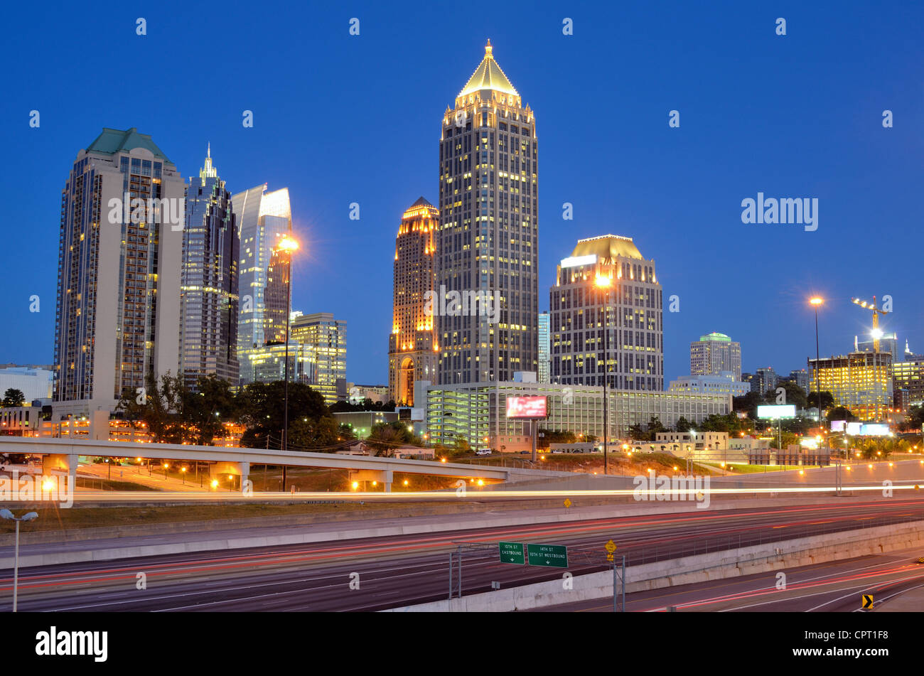 Interstate 85 verläuft unterhalb der Skyline von Midtown Atlanta, Georgia, USA. Stockfoto