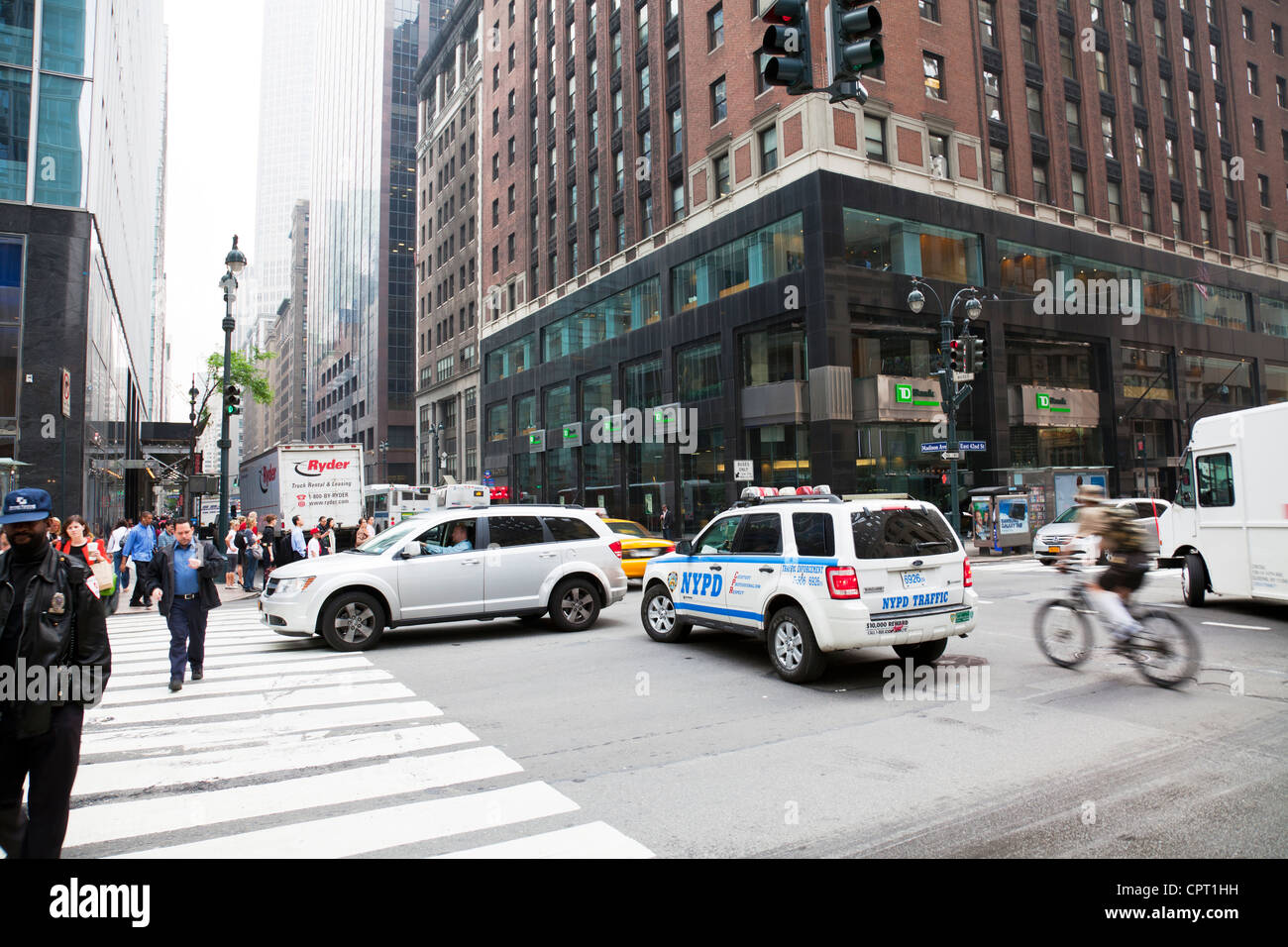 NYPD Polizei-Abteilung-Fahrzeug versuchen, durch den Verkehr in New York City, Manhattan tagsüber Stockfoto