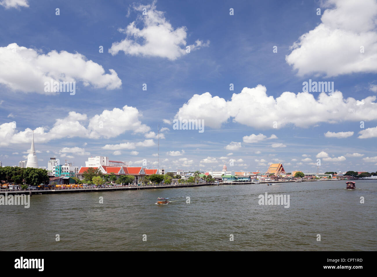 Blick auf Fluss (Mae Nam Chao Phraya) von Saphan Phra Phuttha Yot Fa (Memorial Bridge), Bangkok, Thailand Stockfoto