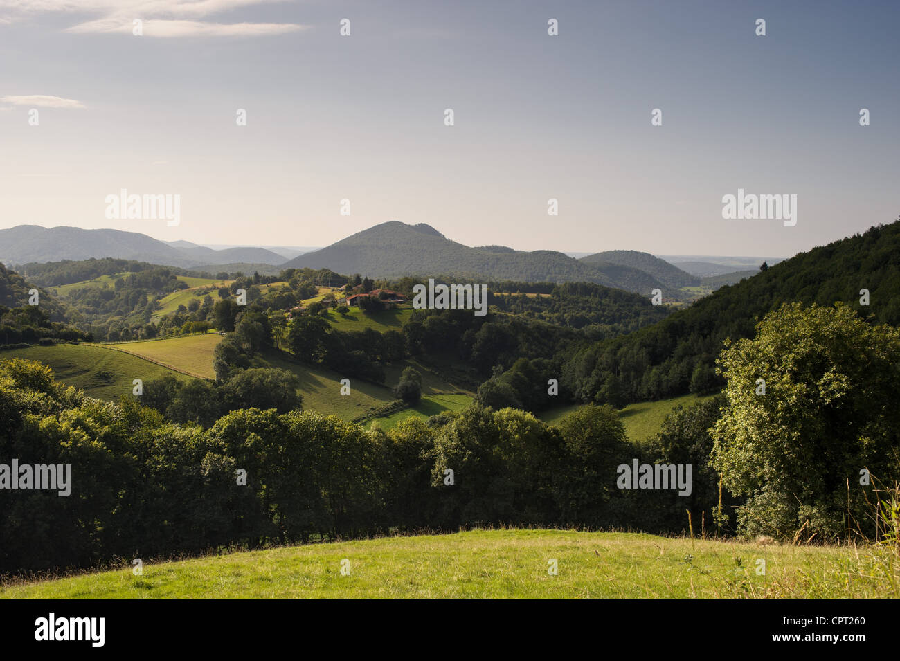 Landschaftlich reizvolle ländliche Aussicht auf die Landschaft in der Nähe von der Stadt von Aspet, in den Ausläufern der Pyrenäen, Frankreich. Stockfoto