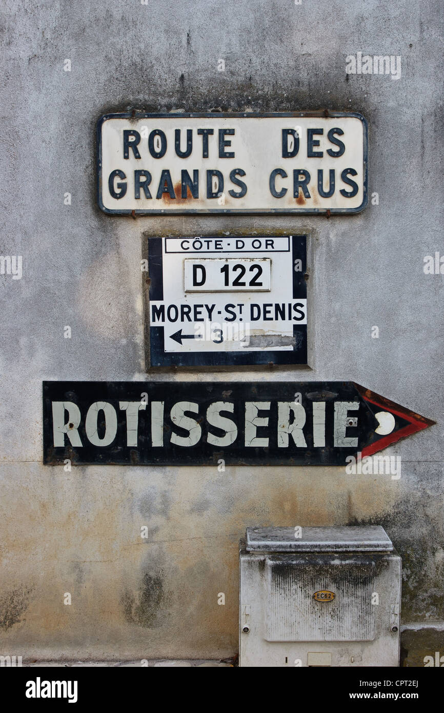 Straßenschild in das Dorf Gevrey Chambertin, Burgund, Frankreich. Das Dorf ist die Heimat der weltberühmten Grand-Cru-Weine. Stockfoto