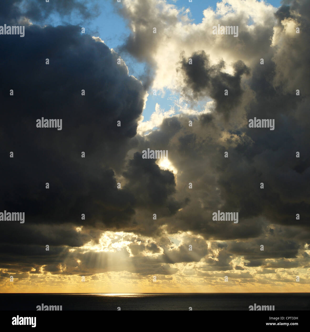 Schönen Sonnenuntergang Himmel mit Wolken Stockfoto