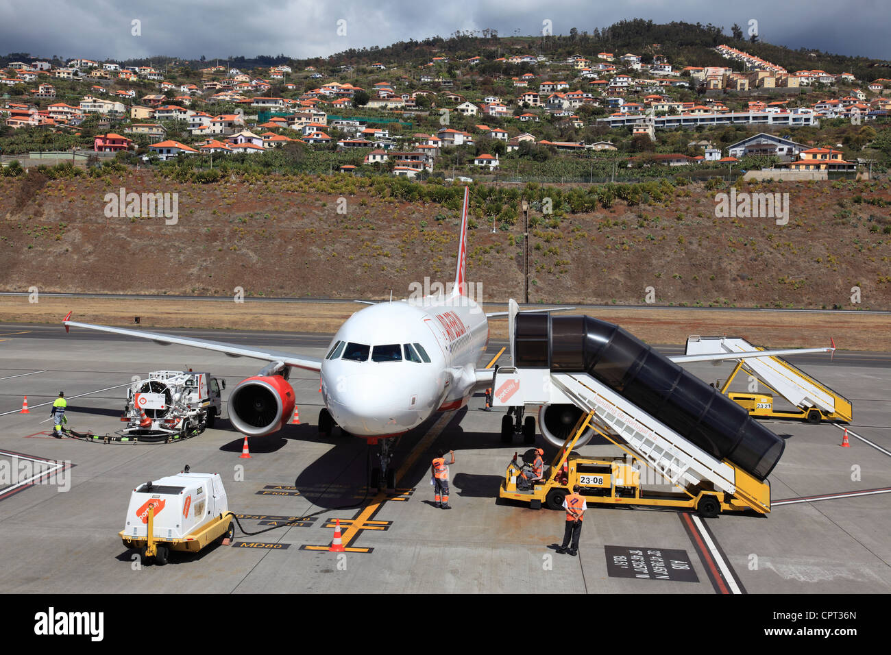 Laufgang verbunden zum Flugzeug auf FNC Funchal Flughafen, Madeira, Portugal, Europa. Foto: Willy Matheisl Stockfoto