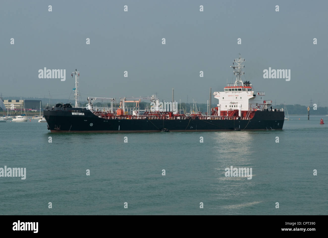 Einen kleinen Tanker in den Hafen kommen. Stockfoto