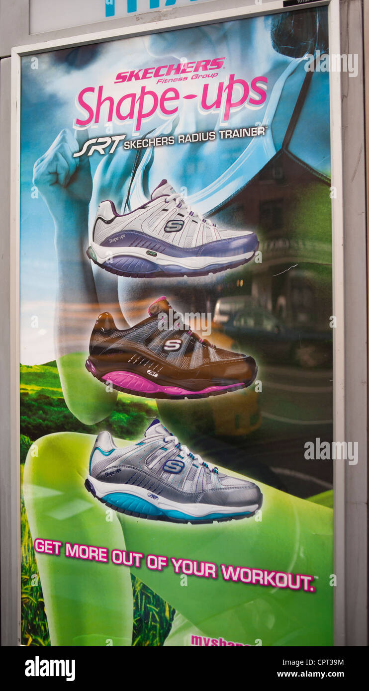 Eine Werbung für Skechers Shape-ups Schuhe in Manhattan in New York City  Stockfotografie - Alamy