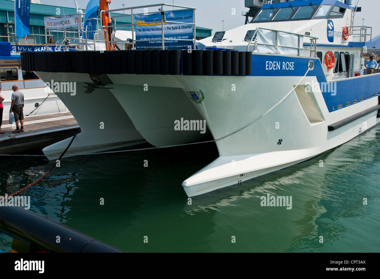 Der Bogen und Port Seite von einem Trimaran entlang Seite ein Steg im Hafen. Stockfoto