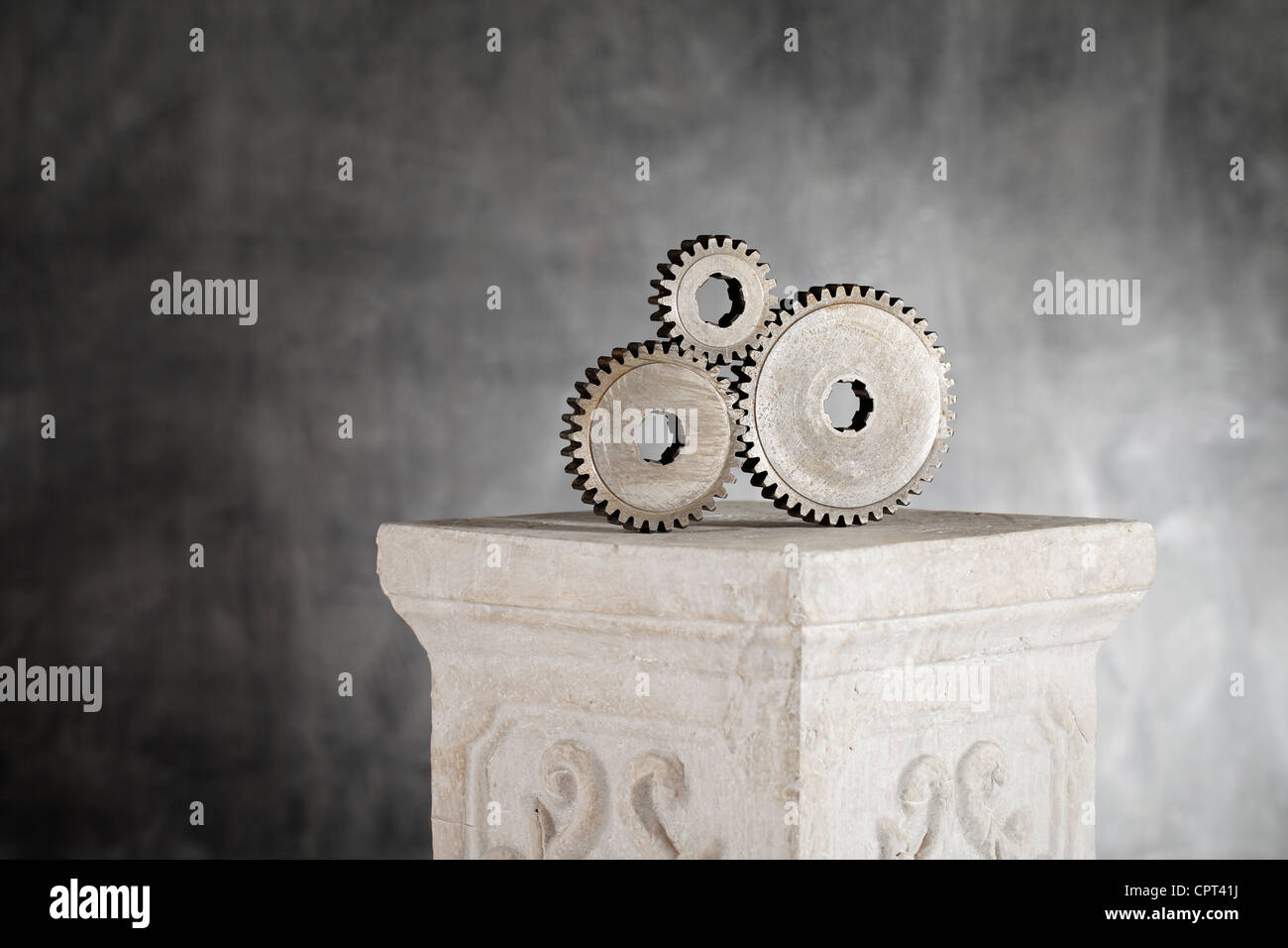 Alten metallische Getriebe Zahnräder auf eine Gips-Spalte. Stockfoto