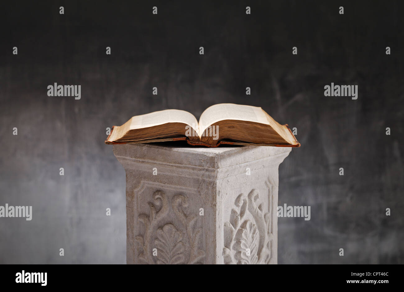 Altes Buch auf eine Gips-Spalte. Stockfoto