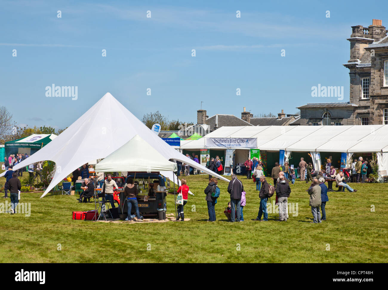 Überblick über einige der Besucher, Festzelte und Exhibitorsat der schottischen Bird Fair Hopetoun House in der Nähe von Edinburgh. Stockfoto