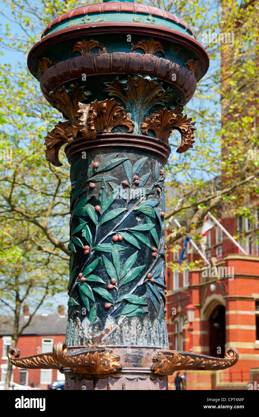 Aufwendige Basis der Wegweiser außerhalb des Rathauses, König St. Dukinfield, Tameside, Manchester, UK. Stockfoto