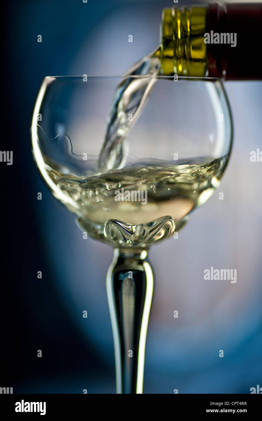 Glas Weißwein in traditionellen verzierte lange stemmed Deco Glas mit Weinfass hinter gießen Stockfoto