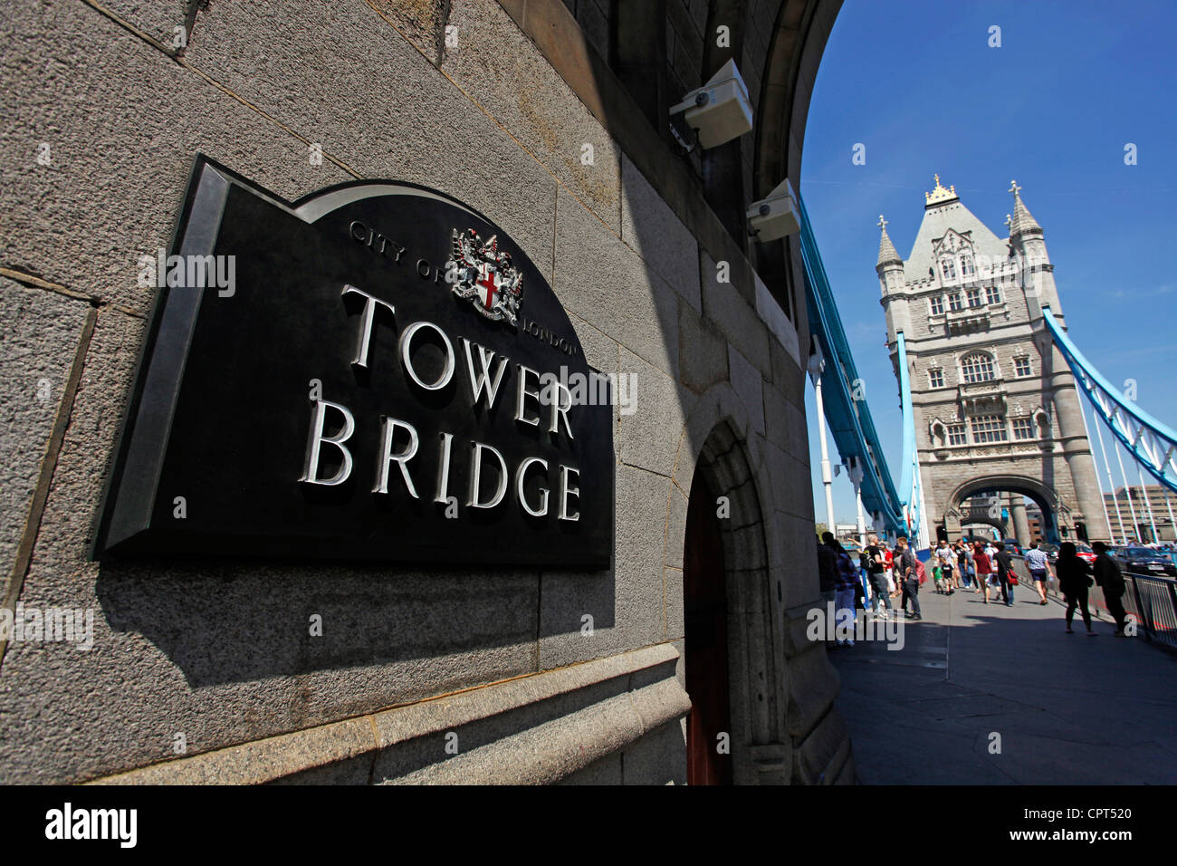 Melden Sie Klappbrücke Tower Bridge, London, England an Stockfoto