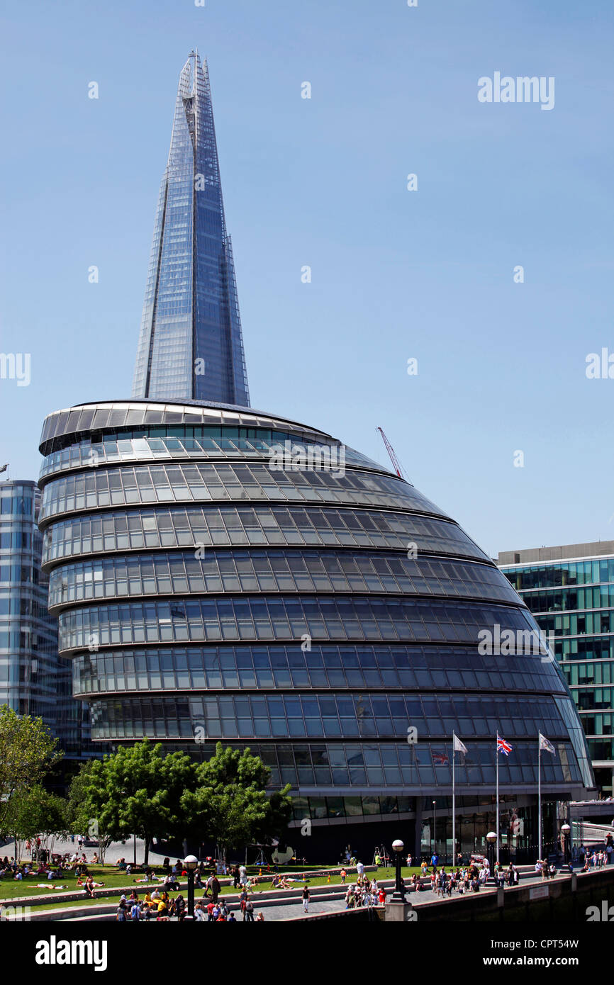 Spitze des Wolkenkratzers Shard aka der London Bridge Tower und Glasfenster von Bürogebäuden, London, England Stockfoto