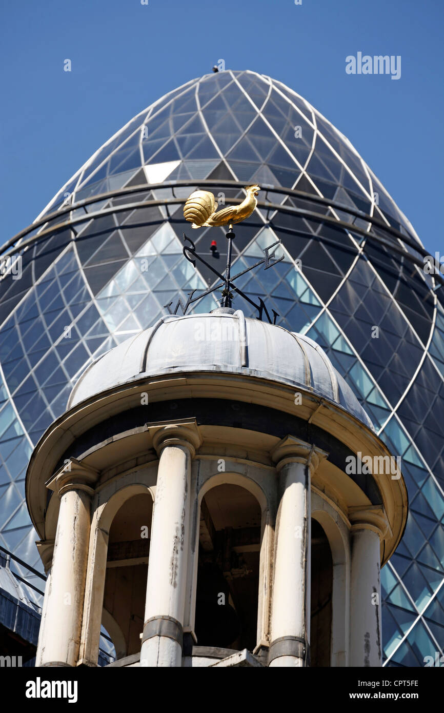 30 St Mary Axe (ehemals Swiss Re Gebäude) besser bekannt als die Gurke, Hochhaus, Bürogebäude, London, England Stockfoto