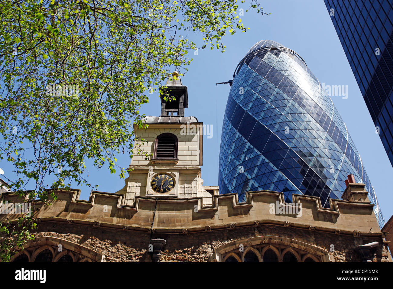 30 St Mary Axe (ehemals Swiss Re Gebäude), besser bekannt als die Gurke und St. Helens Kirche Bishopgate, London, England Stockfoto