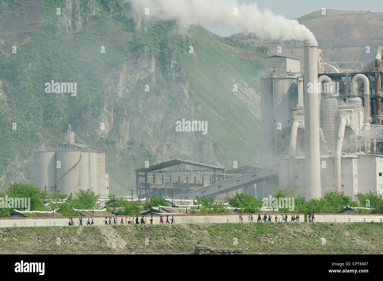 JI'AN, JILIN, CHINA; 20-MAI-2012. Eine Zementfabrik mit Unterstützung der Albaner und Russen. © Olli Geibel Stockfoto