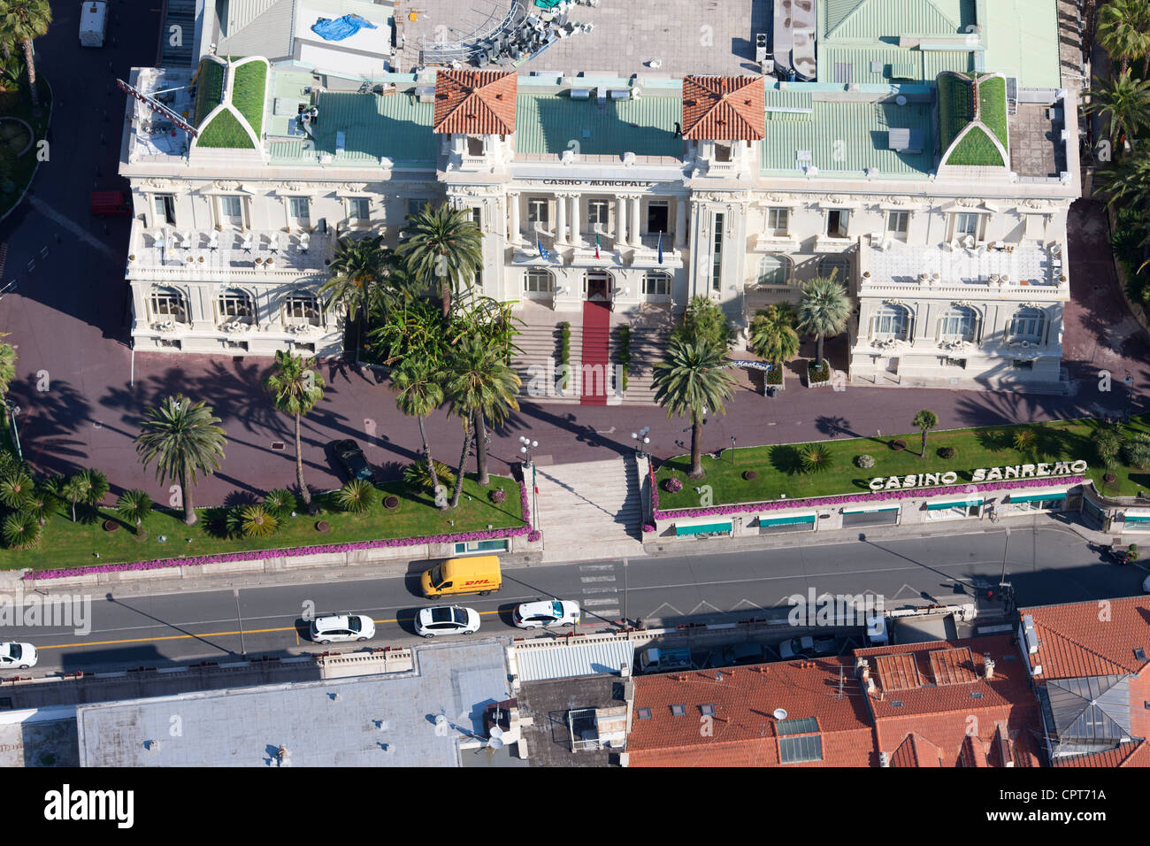 LUFTAUFNAHME. Fassade des Casinos von Sanremo. Provinz Imperia, Italienische Riviera, Ligurien, Italien. Stockfoto