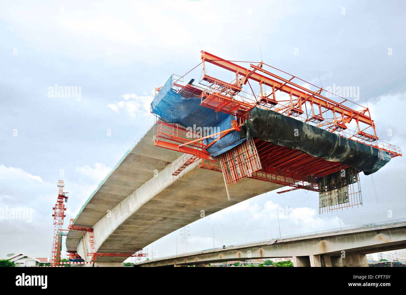 Brücke im Bau in Bangkok, Thailand, Ansicht von unten. Stockfoto