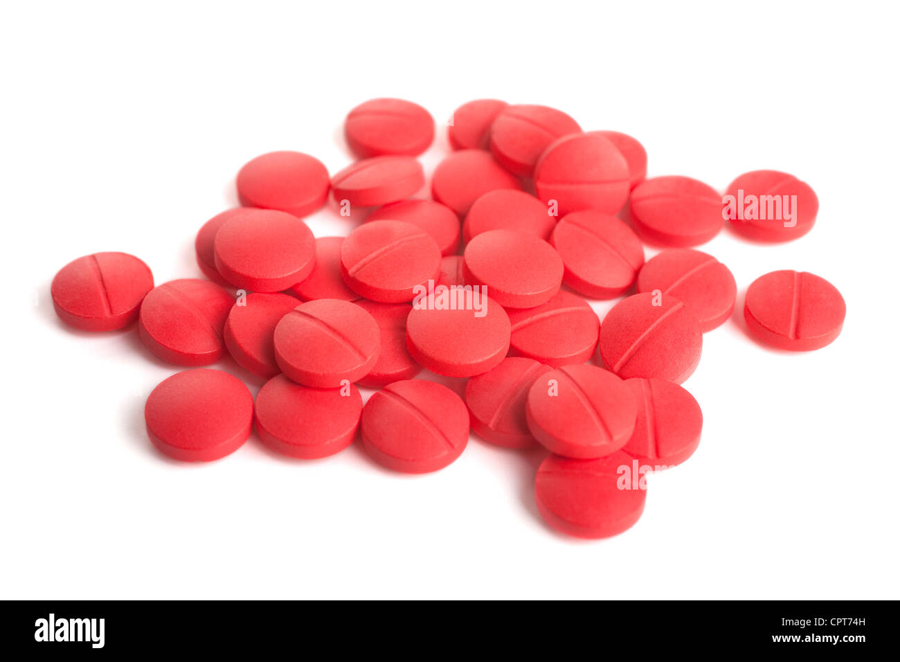Haufen von roten Pillen auf weißem Hintergrund. Stockfoto