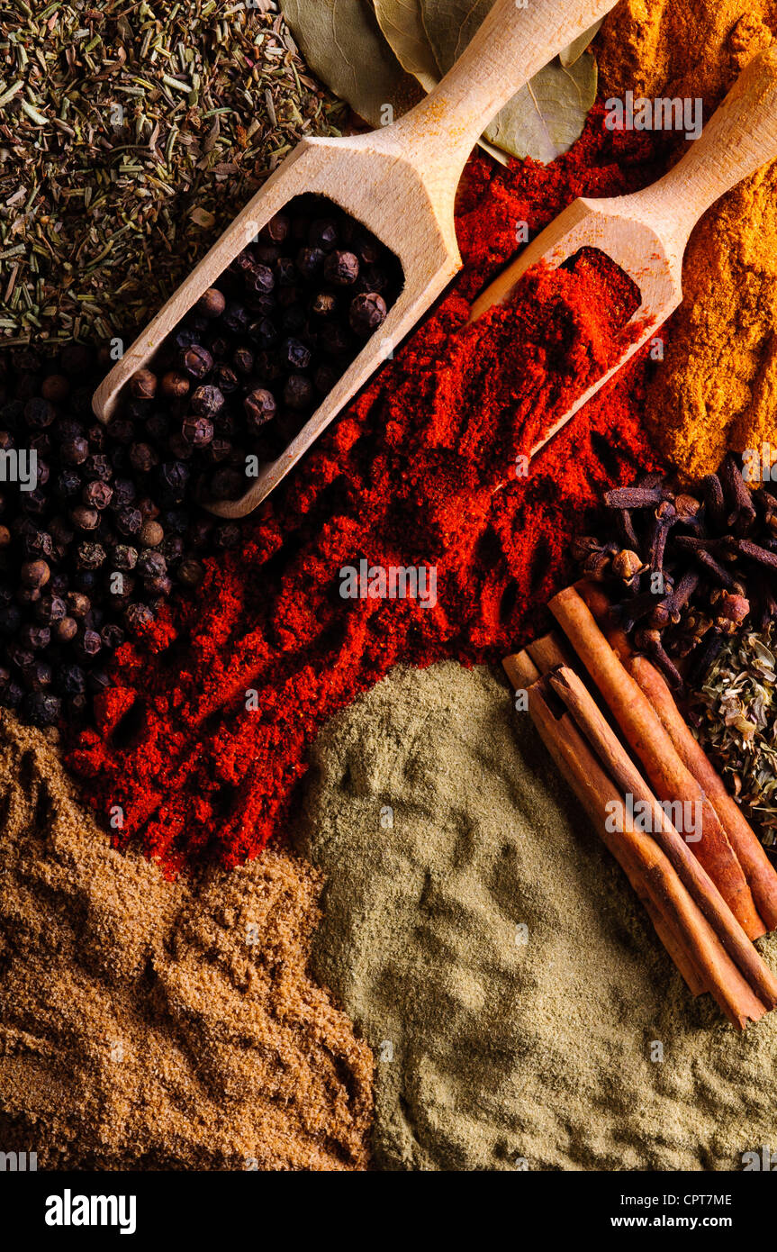 Hintergrund mit verschiedenen exotischen Gewürzen Stockfoto