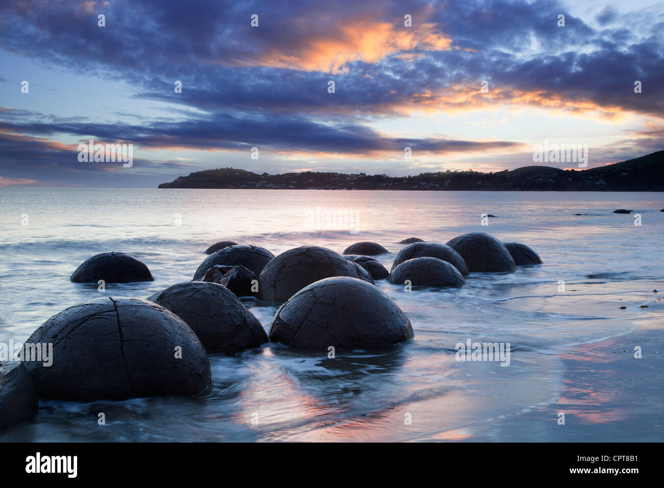 Landmark an der Ostküste der Südinsel, Moeraki Boulders unter einem dramatischen Dawn-Himmel. Stockfoto