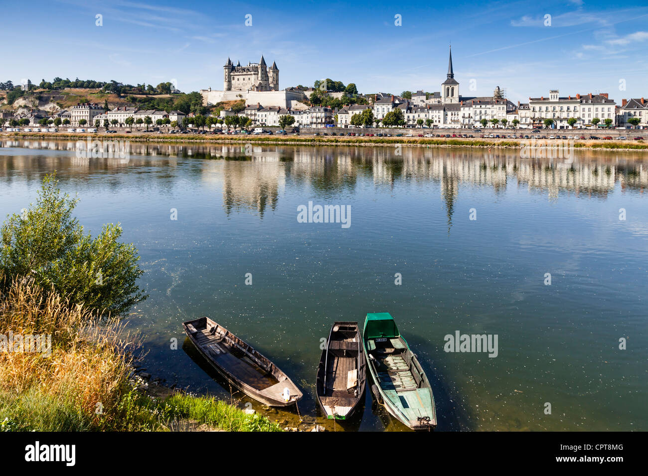 Die Stadt Saumur reflektiert in der Loire an einem sonnigen Sommermorgen. Stockfoto