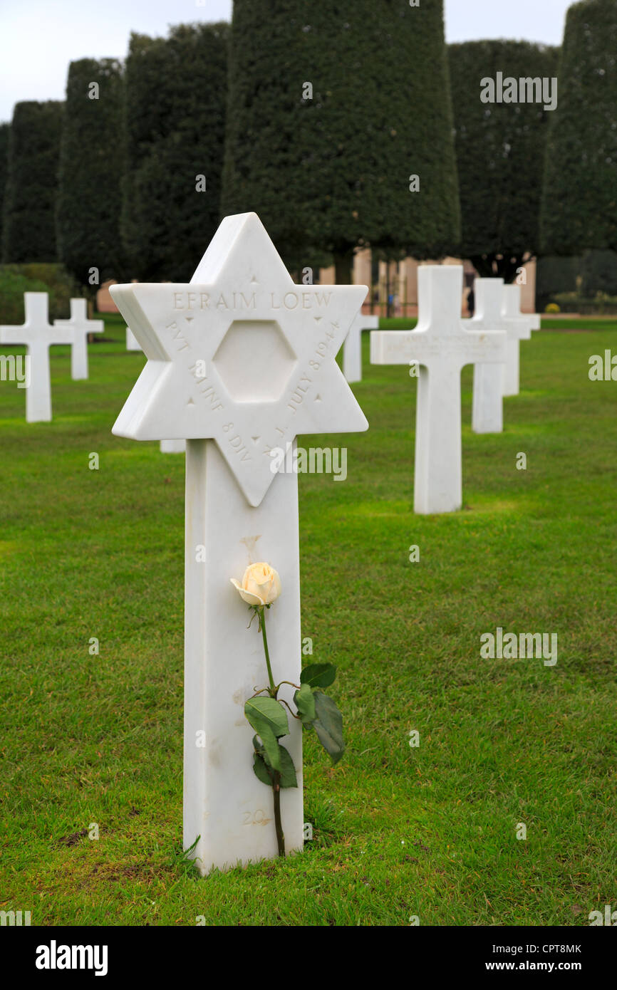 Omaha Beach, American Cemetery, Frankreich. Grab eines jüdischen Soldaten zeichnet sich durch einen weißen Marmor der Davidstern. Stockfoto