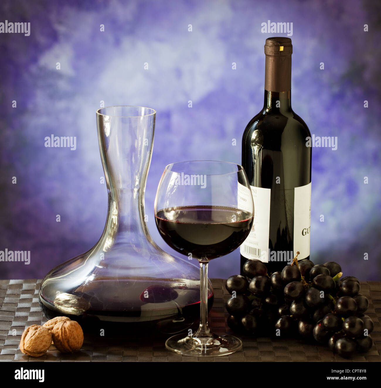 Italienischer Wein auf lila Hintergrund Stockfoto